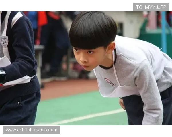 足球少年梦想启航动漫风格男生头像展现运动激情与青春活力