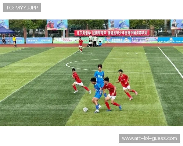 足球场上球星激战瞬间高清定格 展现激情与力量的完美融合